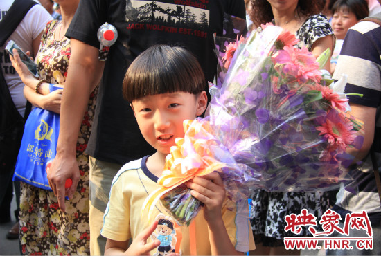 杜澤一直在考點(diǎn)門口等待表姐走出考場(chǎng)。