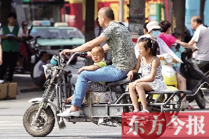 這樣帶著孩子，一個(gè)剎車(chē)，孩子就有可能摔下車(chē)