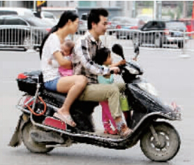 帶著孩子騎電動(dòng)車(chē)，安全一定要放在第一位。