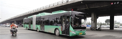 昨日上午，一輛B3快速公交測試車行駛在西三環(huán)的線路上。