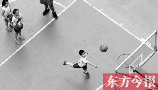 7月2日，河南工業(yè)大學(xué)籃球場(chǎng)內(nèi)，幾名孩子正在接受籃球訓(xùn)練