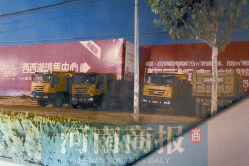 昨夜，記者發(fā)現(xiàn)一些工地外，渣土車們正在“休息”記者 鄧萬里/攝