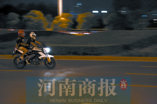 深夜，鄭東新區(qū)，不少人騎著摩托車呼嘯而過