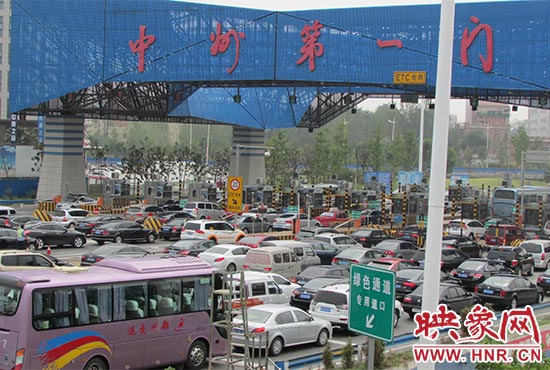 鄭州機場收費站口（中州第一門）車輛排隊擁堵情況嚴重。