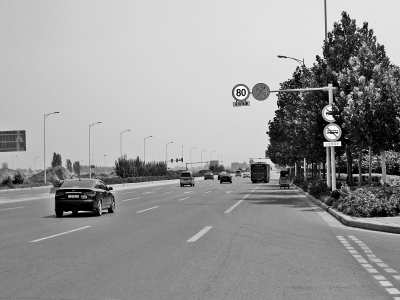 走訪鄭開大道，記者發(fā)現(xiàn)路上的限速標(biāo)志已明顯減少。
