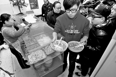 　　上圖2013年年初，很多鄭州市民光臨李剛的面館，掀起“全城吃面”熱潮。CFP供圖