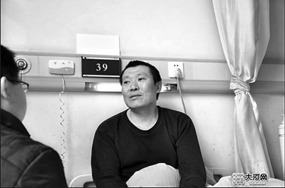 　　右圖李剛生前在醫(yī)院接受記者采訪。資料圖片