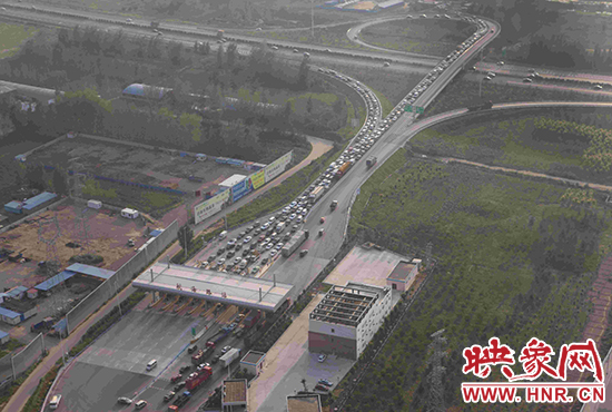 圖為鄭州環(huán)城高速航海路上下口，已經(jīng)出現(xiàn)車輛排隊(duì)情況。