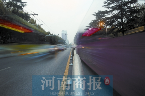 如今的建設(shè)路拓寬了不少，各種車輛川流不息（照片為多次曝光合成）