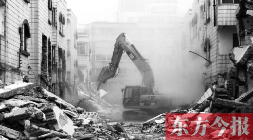 昨日，鄭州市棗莊社區(qū)拆遷現(xiàn)場，揚塵漫天，附近居民叫苦不迭