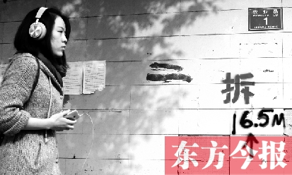 昨日，東方今報(bào)記者走訪農(nóng)業(yè)路沿線，看見“拆”字已上墻
