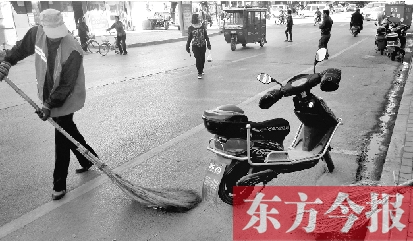昨日，鄭州市中州大道上，穿梭于車流中上崗的環(huán)衛(wèi)工