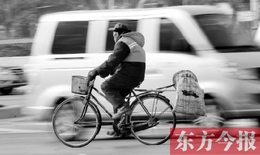 昨日，鄭州市中州大道上，穿梭于車流中上崗的環(huán)衛(wèi)工