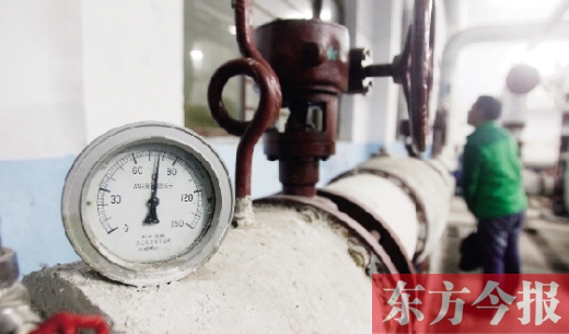 17日，中原環(huán)保的工作人員在向記者介紹管道的溫度。當日，管道內溫度達到75℃。