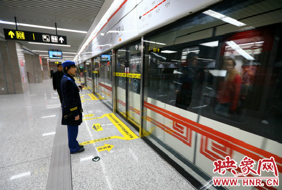 自11月29日起，鄭州地鐵將進(jìn)一步縮短行車間隔。