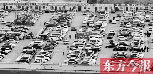 鄭州市文化路北段一個二手車交易市場，停放著密集的二手車