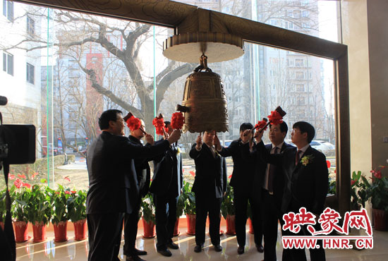 1月7日，在全國(guó)股份轉(zhuǎn)讓系統(tǒng)（即新三板），伴隨著開(kāi)市寶鐘的敲響，山水園林股份有限公司正式登陸新三板。