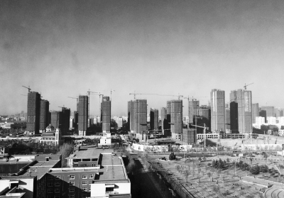 在鄭州市同一地點拍攝的照片，下為1月1日晴朗天氣，上為1月5日霧霾天氣。（拼接圖片）