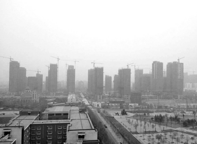 在鄭州市同一地點拍攝的照片，下為1月1日晴朗天氣，上為1月5日霧霾天氣。（拼接圖片）