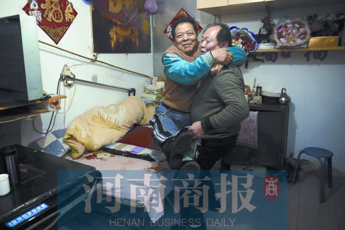 2015年1月15日，老鄰居抱起180斤重的高新海去坐三輪車，準(zhǔn)備出去轉(zhuǎn)轉(zhuǎn)