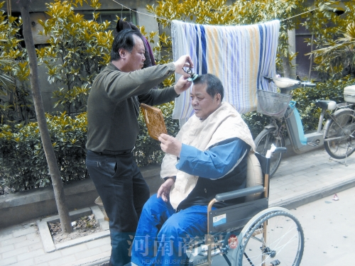 2011年8月18日，老鄰居給高新海剪發(fā)
