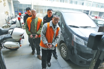 倆刑釋男子，冒充“富二代”，微信搜附近的人，專搶出入娛樂場所女性