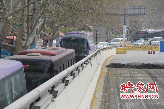 上下橋口圍擋處道路擁堵。