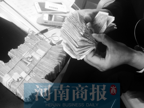 一名店員點了快一個小時，只點了一小部分零錢