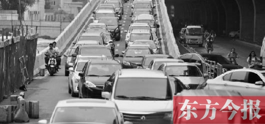 昨日，鄭州市大學(xué)路與隴海路交叉口處，因封閉施工，現(xiàn)場(chǎng)堵成停車場(chǎng)