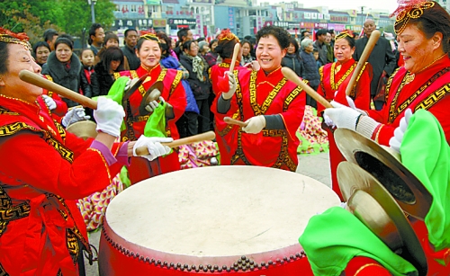 11月15日，鄧州廣大干部群眾載歌載舞慶祝黨的十八大勝利閉幕。