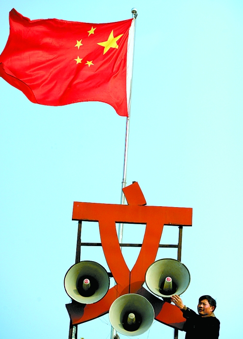 11月15日，新蔡縣磚店鎮(zhèn)黨員劉新峰在村口架起三個(gè)大喇叭，向群眾及時(shí)宣傳十八大精神。