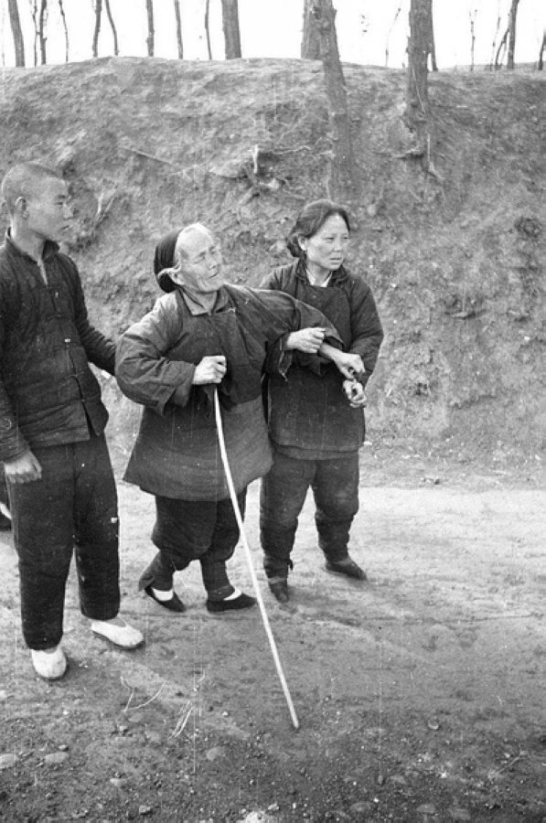 災(zāi)民，看到左側(cè)年輕人的白鞋，應(yīng)該是剛死去親人