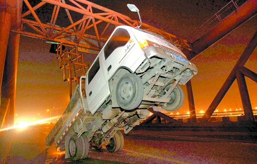 　車上升降機的工作臺被卡，車身前部高高翹起。