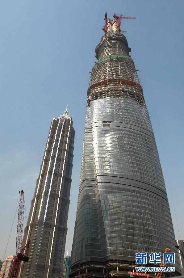 在建的國內(nèi)第一高樓“上海中心”（右）（4月11日攝）。
