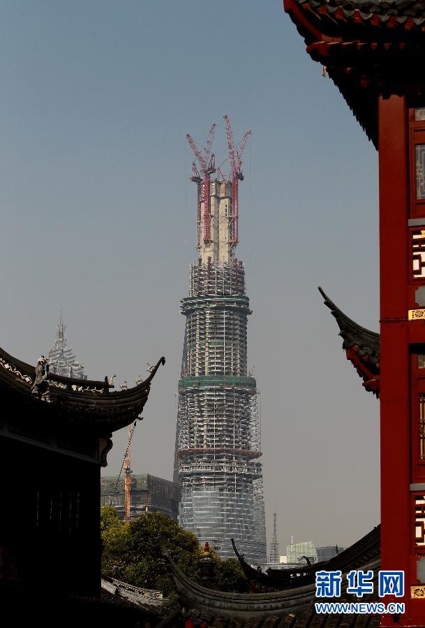 在上海豫園遠眺在建的國內(nèi)第一高樓“上海中心”（4月11日攝）。