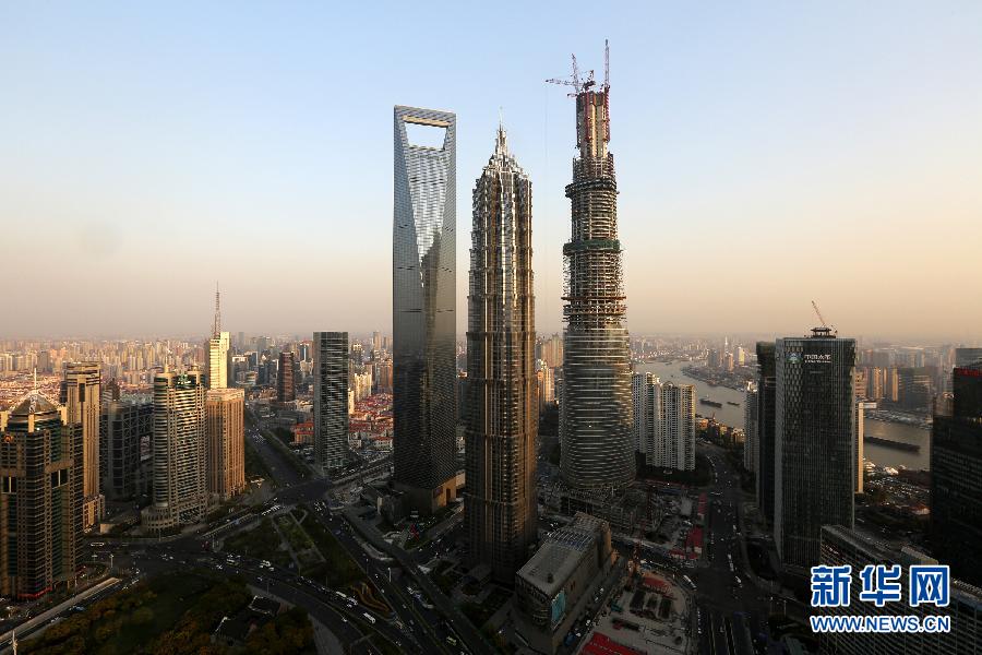 這是4月10日拍攝的上海陸家嘴，右側(cè)建設(shè)中的超高層建筑為上海中心大廈。