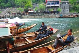4月12日上午，湘西鳳凰縣杜田村，許多船只?？吭阢叺却慰?。據(jù)守候在此的船家們反映，到當日上午11點還沒有出過一趟船，平時這個時候都已經來回四五趟了。圖/實習記者楊旭