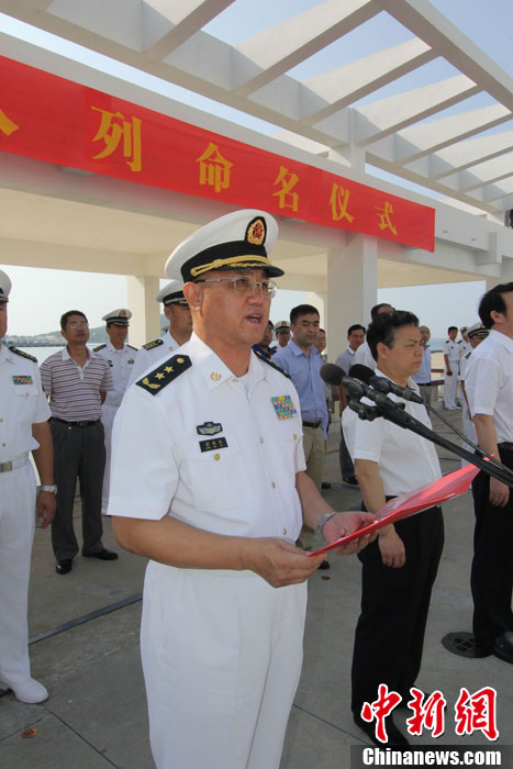 　南海艦隊司令員蔣偉烈宣讀了岳陽艦入列命名命令，并為該艦授旗、頒發(fā)命名證書。
