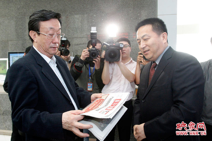 東方今報報社社長趙國平向河南省委書記、省人大常委會主任郭庚茂匯報東方今報的內(nèi)容、發(fā)行等情況 東方今報