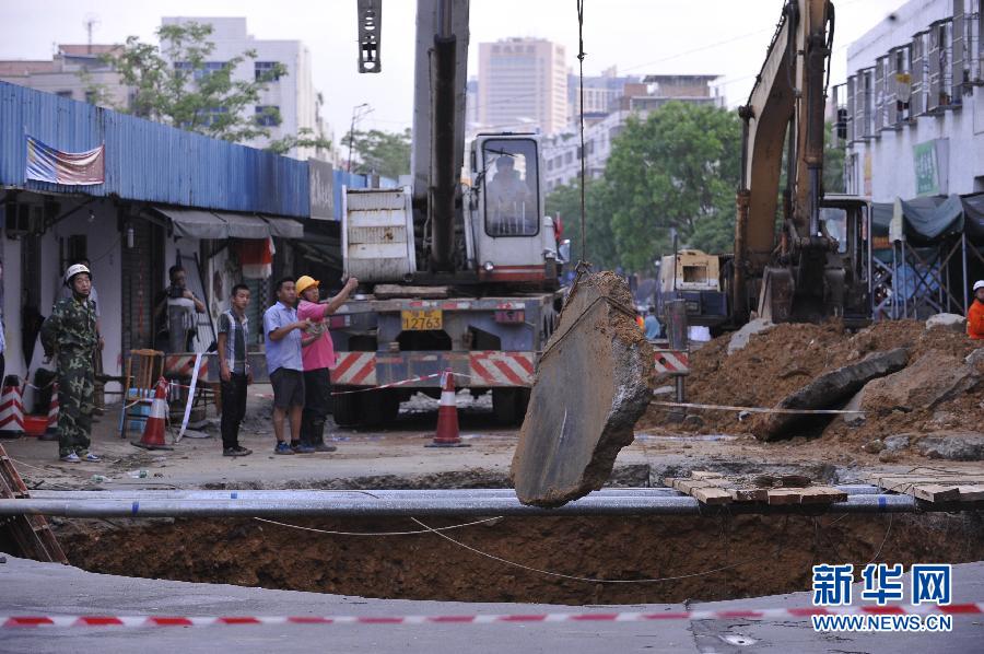 5月21日，在廣東省深圳市龍崗區(qū)橫崗街道紅棉二路華茂工業(yè)園路面塌陷處，救援人員在現(xiàn)場(chǎng)救援。