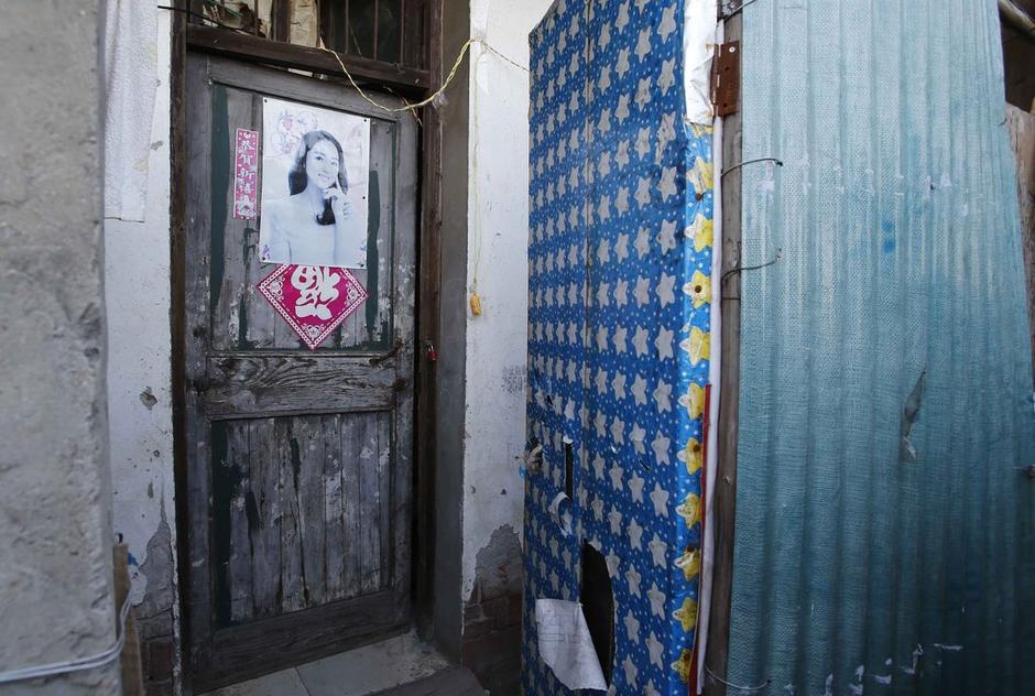 36歲的河南信陽打工者陳小龍在這里租了一間屋子住，2012年底開始，他偷偷在出租屋里挖地窖。