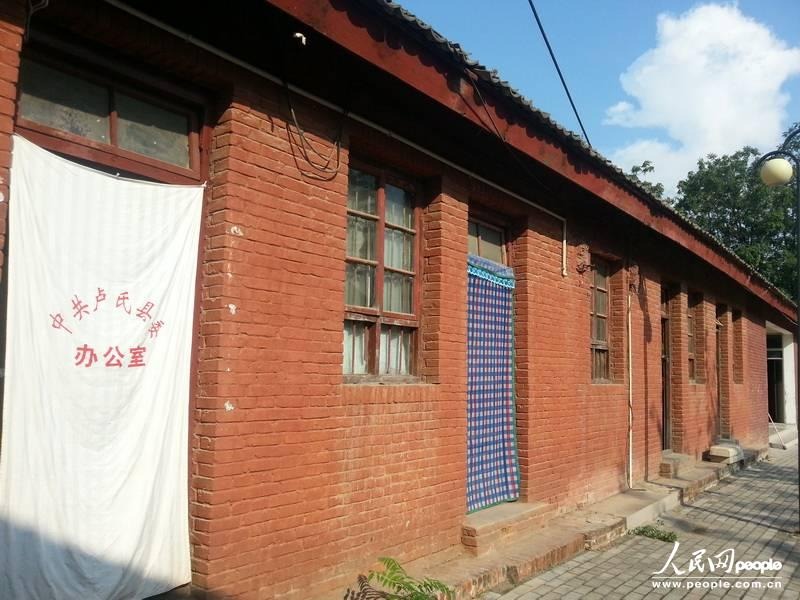 圖為盧氏縣委使用了56年的土坯辦公房。圖片來源：人民網(wǎng)