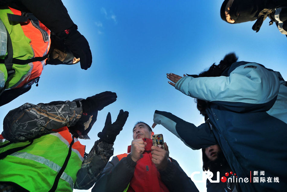 2012年12月23日，北京靈山，救援人員在積雪四十厘米多的山上搜救。