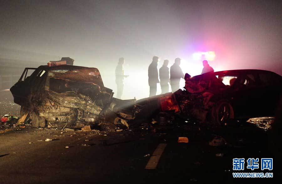 2013年1月9日，合肥，事故現(xiàn)場(chǎng)，兩輛受損車輛已經(jīng)全部變形