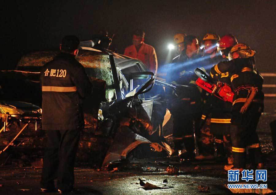 2013年1月9日，合肥，事故現(xiàn)場(chǎng)，兩輛受損車輛已經(jīng)全部變形