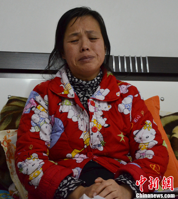 近日，記者在伊春市帶嶺區(qū)職工醫(yī)院廢棄太平間內(nèi)看到了陳慶霞，當(dāng)向記者講訴其兒子走失時(shí)，泣不成聲。