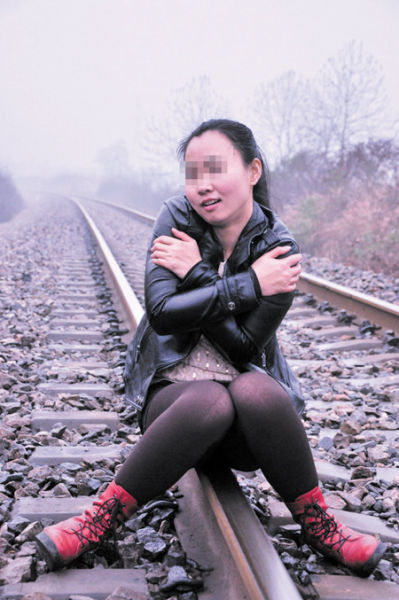 小莉正在鐵軌上拍照，民警提醒這樣十分危險(xiǎn)。 均為當(dāng)事人供圖