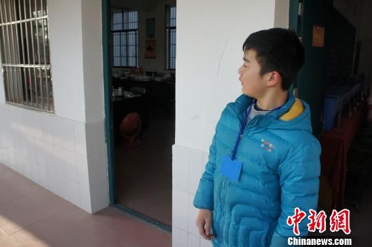 對(duì)于幾年如一日照顧他的同學(xué)余興泉，14歲的左臣心里充滿了感激。 李俊杰 攝