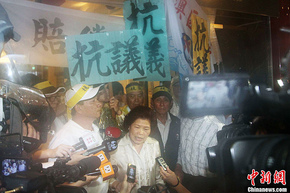 圖為死者洪石成的遺孀控訴菲相關(guān)人員暴行，呼吁菲方正式道歉。中新社發(fā) 董會(huì)峰/攝
