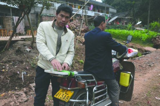 朱祥云說(shuō)，14萬(wàn)元就是綁在這輛摩托車的后座上被刮蹭掉的。